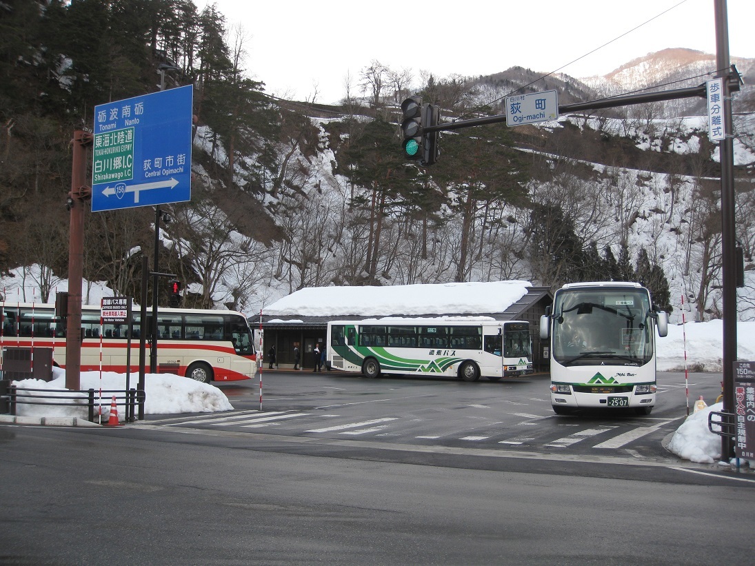 白川郷バスターミナルに集う。_f0281398_23183058.jpg