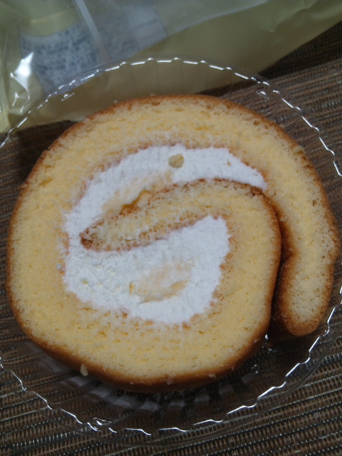シャトレーゼ 糖質30%カットのふんわりロールケーキ_f0076001_034837.jpg