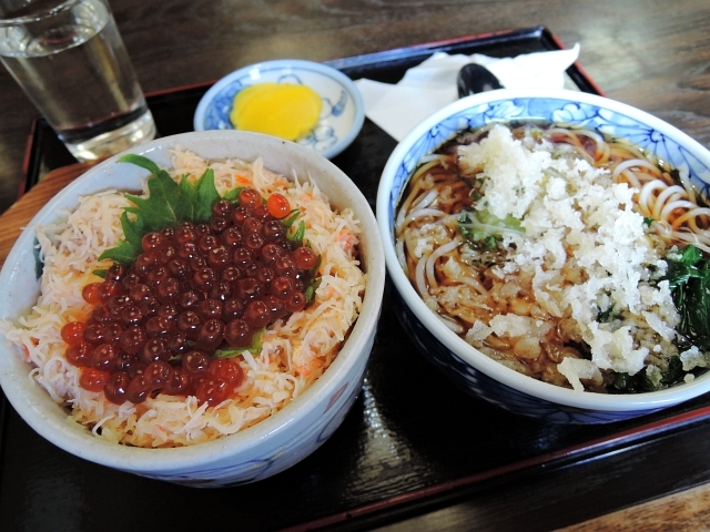 かにめし イクラ入 小そば付1 0円 札幌ランチ漂流 かにめし イクラ入 小そば付1 0円 札幌ランチ漂流