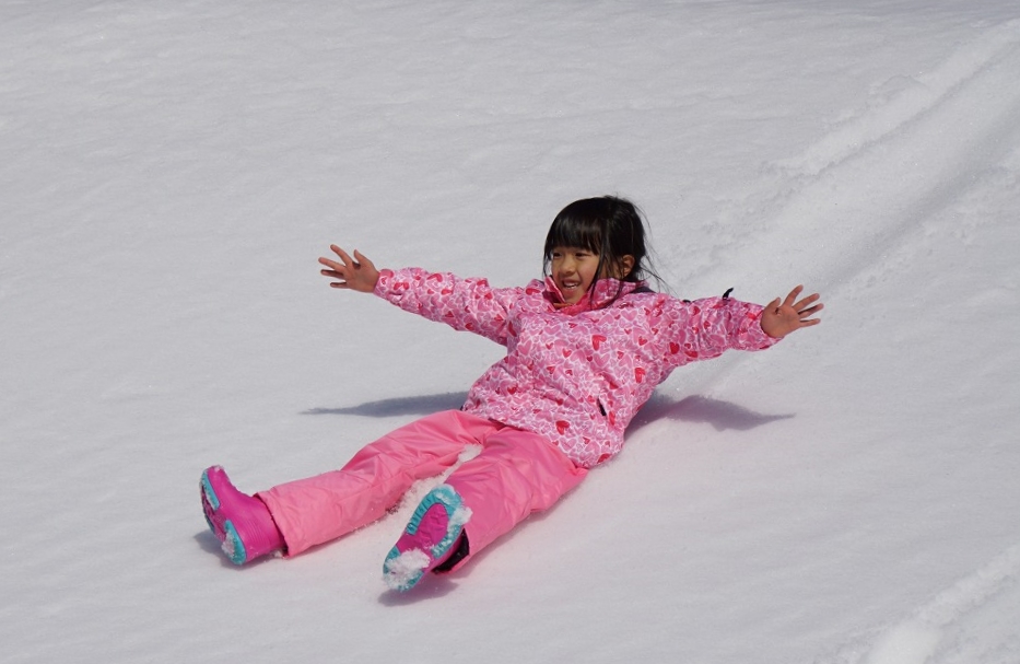 雪すべりの子供さん2人_f0329325_198942.jpg