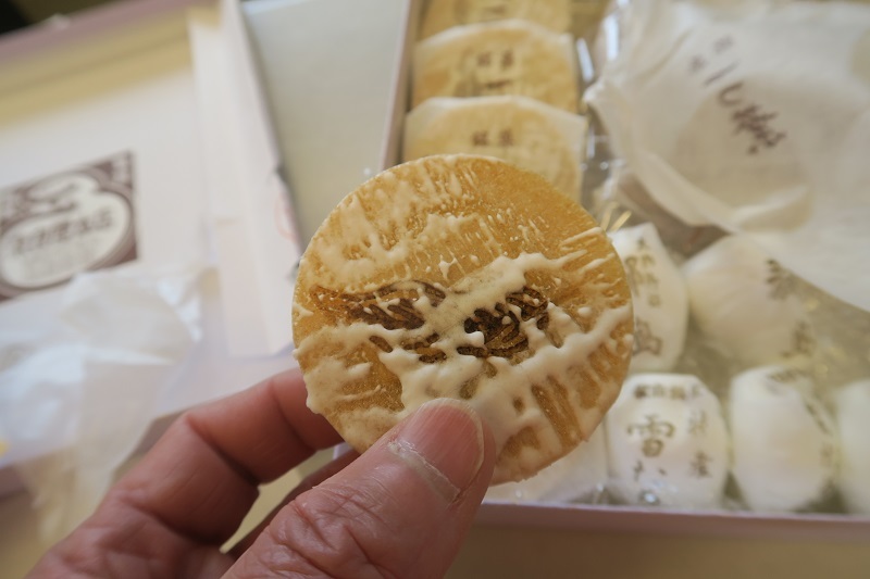 名残雪と和菓子_f0076731_16270104.jpg
