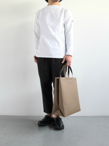 Aeta WELDER TOTE V : 『Bumpkins putting on airs』