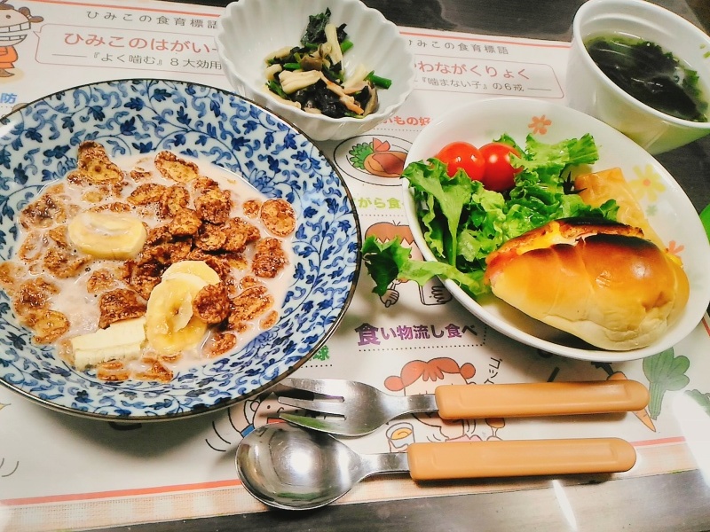 ひまわり荘 朝食 ホット牛乳シリアル たまごサンド ほうれん草と