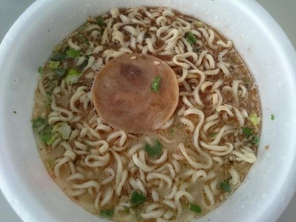 3/12昼 九州限定 マルちゃん バリうま熊本風黒とんこつラーメン ¥184_b0042308_12593794.jpg