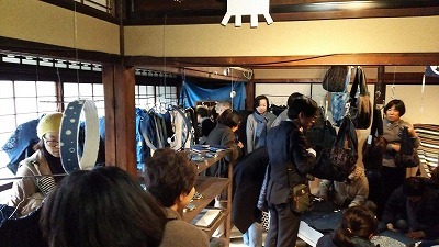 正藍型染師 田中昭夫の新作染め布と、若い衆とのコラボ展、スタート_d0182119_01043692.jpg