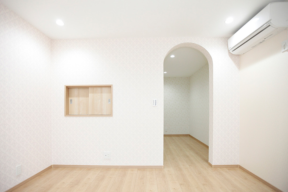 納屋を改装。入り口のアーチが特徴の居室へ。_a0163962_15582782.jpg