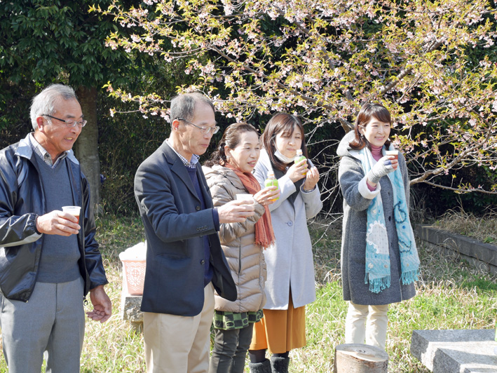 乾杯は北鎌倉の恵み：野口初太郎翁頌徳碑建立地で花見①_c0014967_13142294.jpg