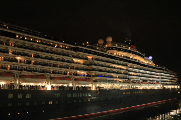 QUEEN ELIZABETH　“Bon Voyage”（良き航海を！）_b0188757_11272292.jpg