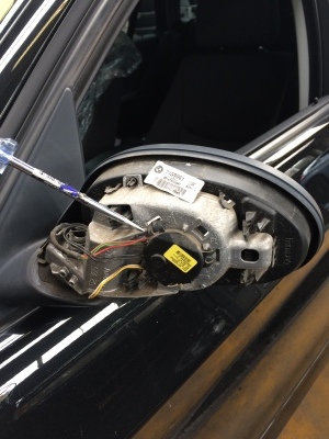 BMW 320i (E90)ドアミラー修理 : 掛川・中央自動車 輸入車整備は