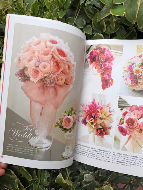 新版 花束見本帖 色で探せる花図鑑 ウェディングブーケ掲載いただきました　東京目黒不動前フラワースタジオフローラフローラ_a0115684_15042268.jpg