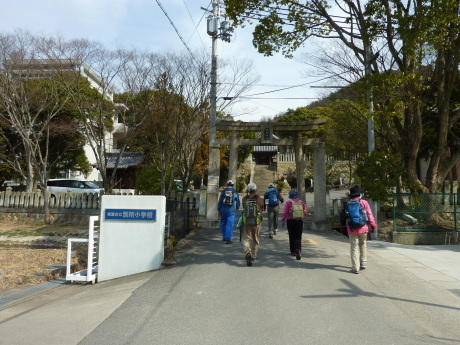 展望と岩稜の尾根歩きをたのしむ 播磨アルプス「高御位山」_c0218841_20460072.jpg
