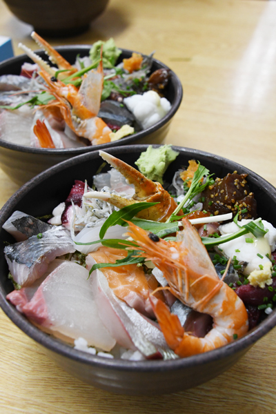 これはうますぎ！絶品山盛り海鮮丼1000円で食べれる下関駅そばおかもと鮮魚店_e0171573_2243744.jpg