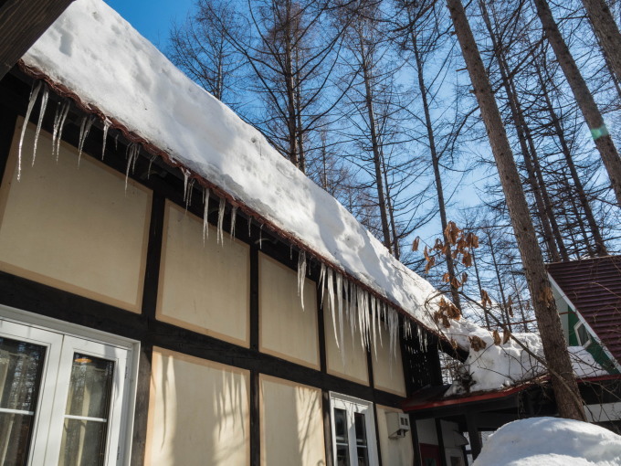 強い日差しで激しく雪どけ・・まもなく屋根の雪が落ちます!_f0276498_16021078.jpg