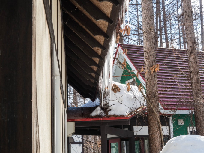 強い日差しで激しく雪どけ・・まもなく屋根の雪が落ちます!_f0276498_16042075.jpg