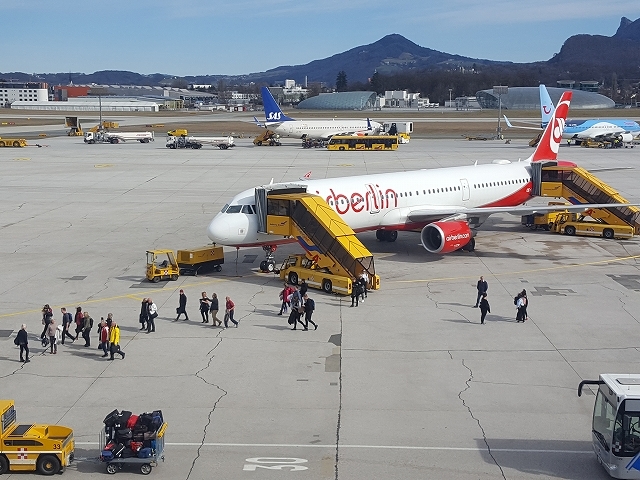 ２０１７年　ザルツブルク空港の土曜日はスキー臨時便で大賑わい！_c0167813_07191423.jpg