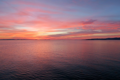 暗雲も夕日に映えて湖も、トラジメーノ湖_f0234936_581824.jpg