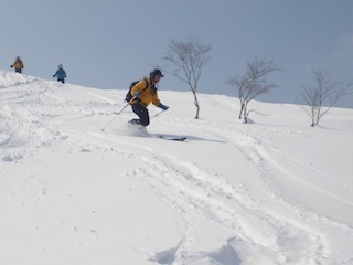 好天の大日ケ岳でワイワイスキー！_c0359615_23373441.jpg