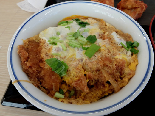 【フェアをやらない】かつや カツ丼 梅　とん汁 大 鶏から揚げ【店がある】_d0188613_02580171.jpg