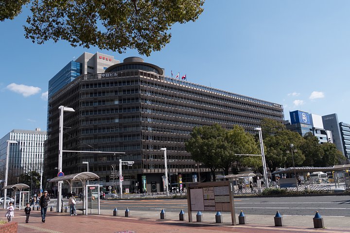 早春の空を反射する老舗カフェ_d0353489_21245319.jpg