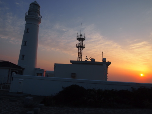 犬吠埼灯台の日の出 千葉 銚子 庄司巧の丸いポストのある風景