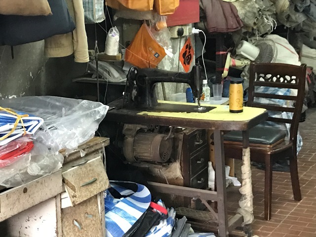 『Made in Tin Hau』おじいちゃんの手作り大陸バッグ 紅白藍_c0135971_16433173.jpg
