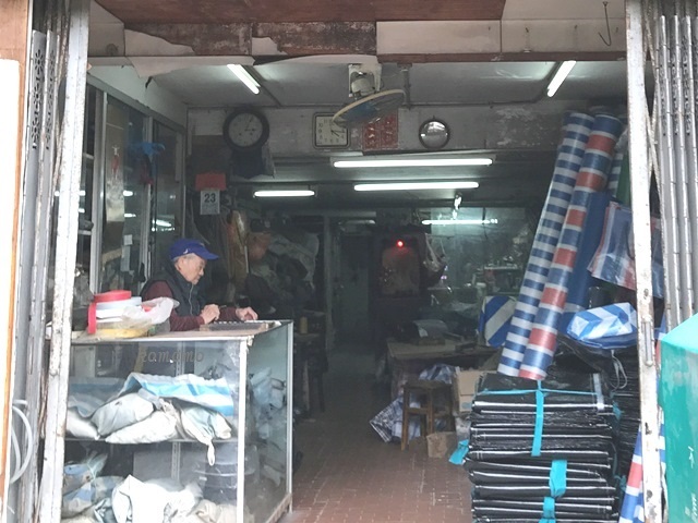 『Made in Tin Hau』おじいちゃんの手作り大陸バッグ 紅白藍_c0135971_16563342.jpg