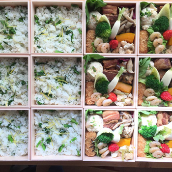 本日も会食用のお弁当のお引き渡しがございました。_a0251920_11384049.jpg