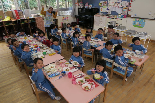 3月２３日 全クラスの給食風景 美木多幼稚園からのお知らせ