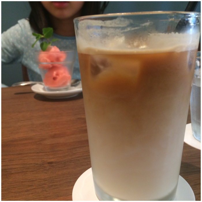 近所のカフェでお茶_c0010648_21393310.jpg