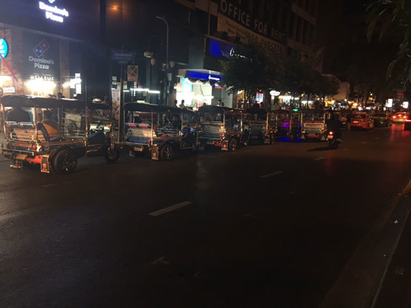 タイ バンコク シーロム パッポンナイトマーケットで夜の歓楽街を堪能 ふりむけばスカタン タイ バンコク シーロム パッポンナイトマーケットで夜の歓楽街を堪能 ふりむけばスカタン