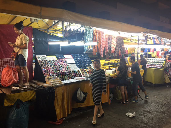 タイ バンコク シーロム パッポンナイトマーケットで夜の歓楽街を堪能 ふりむけばスカタン タイ バンコク シーロム パッポンナイトマーケットで夜の歓楽街を堪能 ふりむけばスカタン