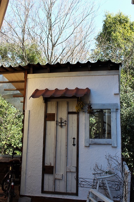 春のお部屋のインテリアに♪庭のローズマリーが香るミモザのスワッグ作りました_f0023333_21484486.jpg