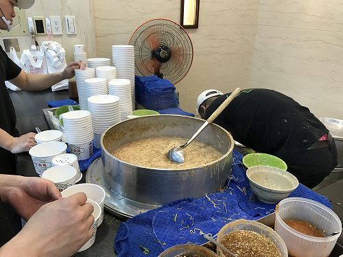 （台北：麺線）いつ食べても美味しい「阿宗麺線」は相変わらず混んでました　_b0182708_22401220.jpg