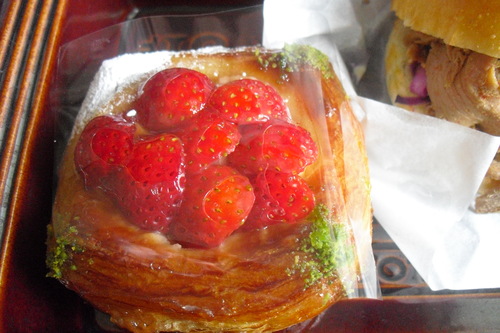 LA BOUTIQUE de Joël Robuchon 『薄切りポークの照り焼きハンバーガ- etc.』_a0326295_19391064.jpg