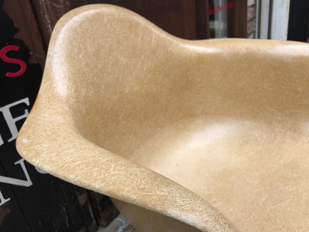 神戸店3/29(水)イームズチェア&インダストリアル ランプ、家具入荷! #1 Eams ArmShell Chair!!!_c0078587_20071789.jpg