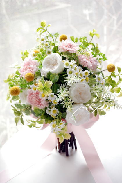 ピンクスカビオサと小花のクラッチブーケ!_a0136507_21245375.jpg