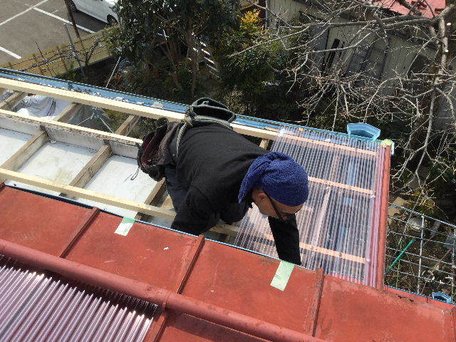 屋根上の女仕事人と仕事人_f0031037_20461449.jpg