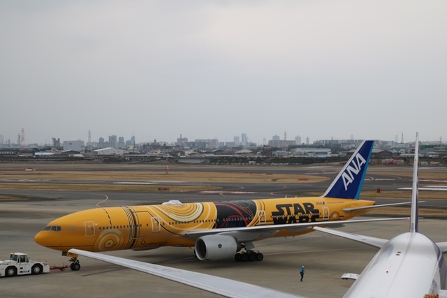 藤田八束の飛行機写真@伊丹空港でスターウオーズに逢いました・・・夢が広がるANAの飛行機、スターウォーズ_d0181492_06462747.jpg