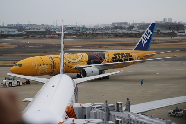 藤田八束の飛行機写真@伊丹空港でスターウオーズに逢いました・・・夢が広がるANAの飛行機、スターウォーズ_d0181492_06464362.jpg