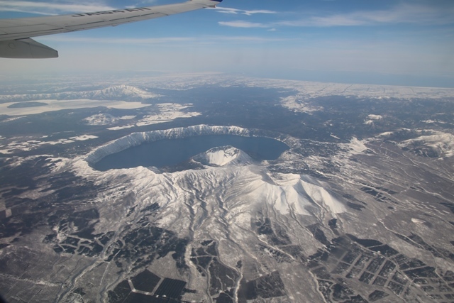 中標津空港から東京へ絶景が広がるANA空の旅・・・摩周湖、屈斜路湖、阿寒湖、雄阿寒岳が輝く絶景_d0181492_20174163.jpg