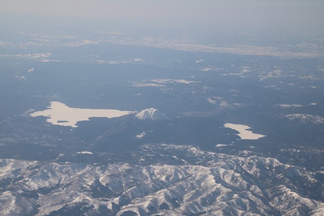 中標津空港から東京へ絶景が広がるANA空の旅・・・摩周湖、屈斜路湖、阿寒湖、雄阿寒岳が輝く絶景_d0181492_20193921.jpg