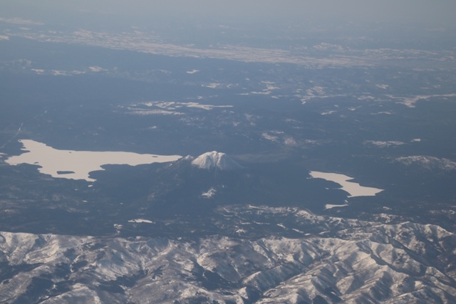 中標津空港から東京へ絶景が広がるANA空の旅・・・摩周湖、屈斜路湖、阿寒湖、雄阿寒岳が輝く絶景_d0181492_20202440.jpg
