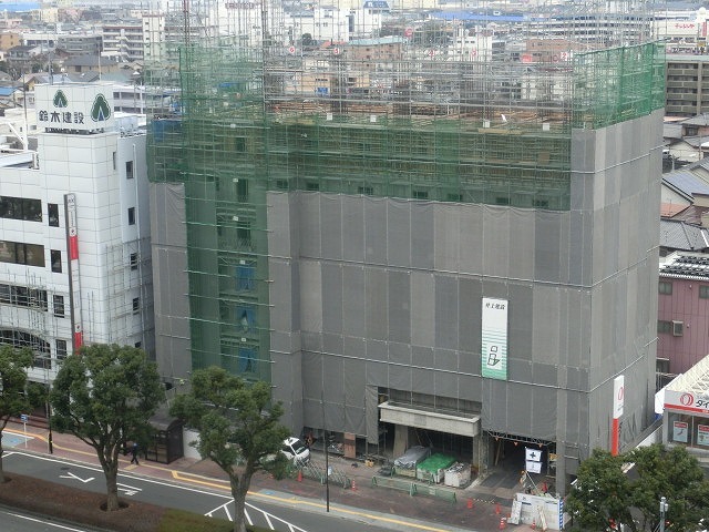 市役所南側に建設中のホテルが、ずいぶん形になってきました_f0141310_07484044.jpg
