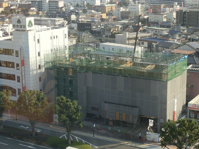 市役所南側に建設中のホテルが、ずいぶん形になってきました_f0141310_07493124.jpg