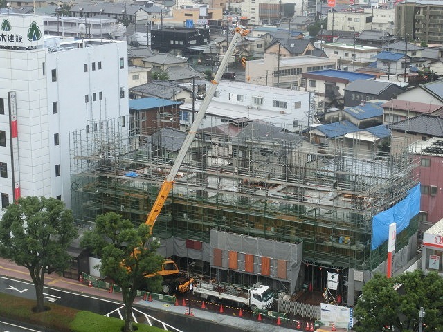 市役所南側に建設中のホテルが、ずいぶん形になってきました_f0141310_07494812.jpg