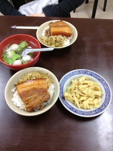 高雄自強夜市の絶品ルーローハン「南豊魯肉飯」_a0334793_18411115.jpg