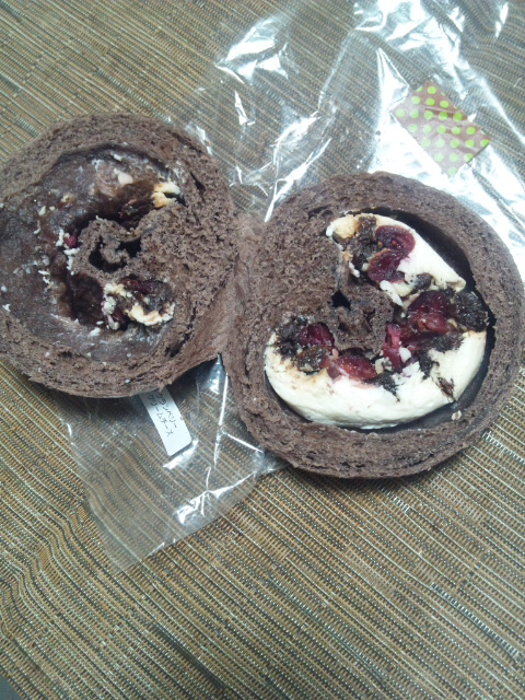 ハルベーグル Wチョコ クランベリー・レーズン・クリームチーズ_f0076001_0591666.jpg