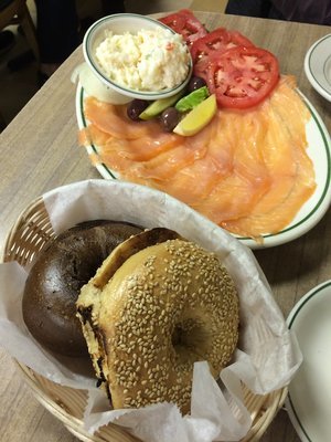 スモークサーモンとベーグル_c0353373_22350937.jpg