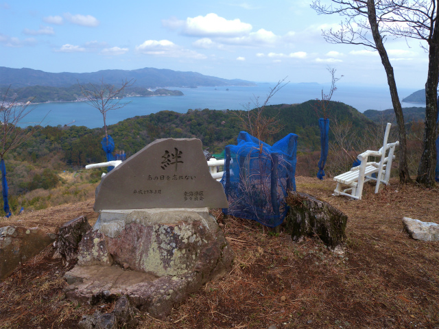 大岩の山桜三分咲き＆白石山の一本桜は満開見頃！_e0272335_1944815.jpg