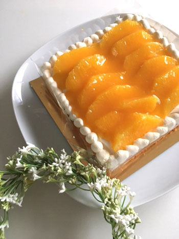 オレンジのショートケーキ　スミレの香りとカシスのカリカリのタルト_d0329740_739037.jpg